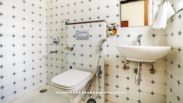 Deluxe Room | Bathroom | Shower, towels, soap, shampoo