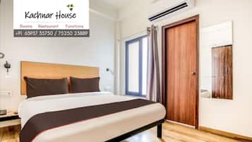 Classic Room | Desk, laptop workspace, free WiFi