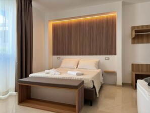 Suite Deluks | Minibar, brankas, dan dilengkapi dengan perabotan berbeda-beda