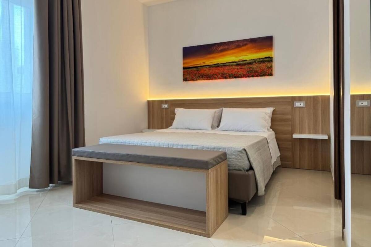 Minibar, caja de seguridad en la habitación y escritorio 