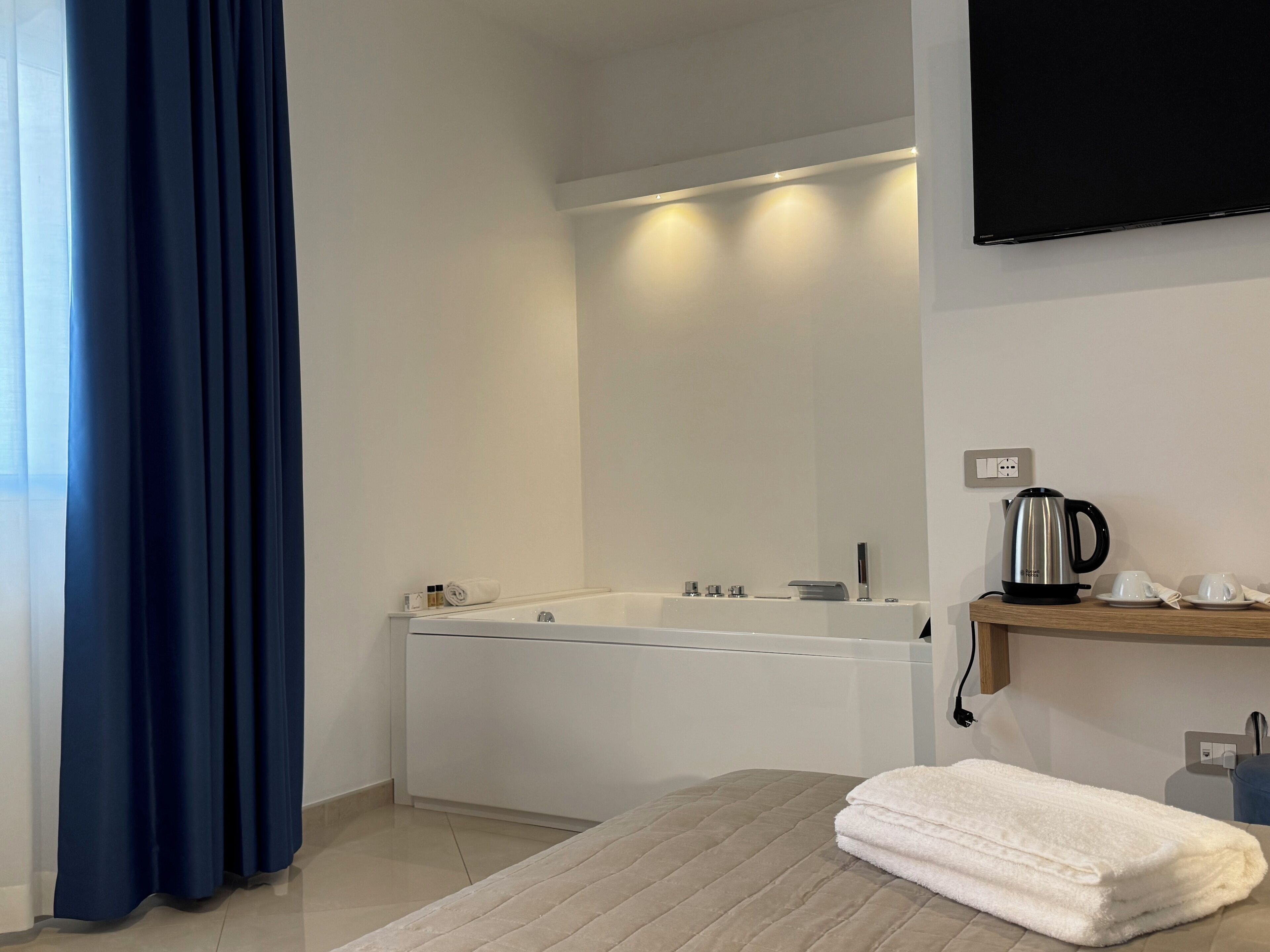 Deluxe Suite | Private spa tub