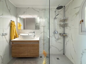 Regadera, toallas, jabón, papel de baño 