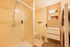 Douche, sèche-cheveux, serviettes fournies, savon