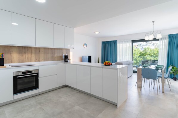 Coffee/tea maker, fridge, microwave, oven - RDR530 - Bright & Stunning 2-Bed Apartment in Southbay (Estepona)