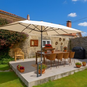Outdoor dining - Villa Vista Ajo – Historic Charm with Garden and Stunning Views (Bareyo)