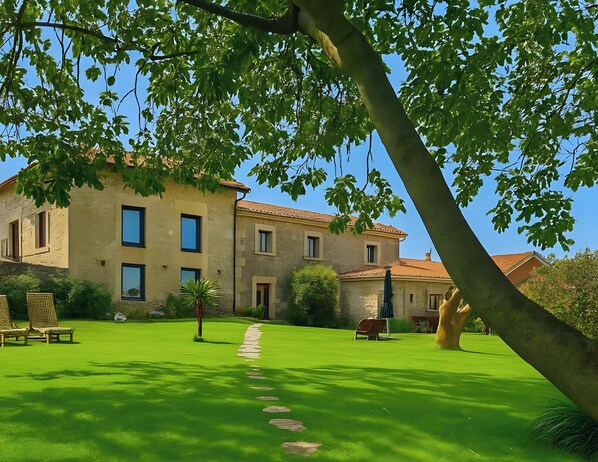 Exterior - Villa Vista Ajo – Historic Charm with Garden and Stunning Views (Bareyo)