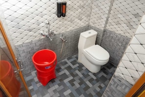 Deluxe Room | Bathroom | Towels, soap, shampoo, toilet paper - Aryan Residency (Murdeshwar)