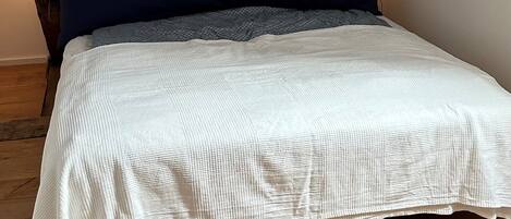 1 bedroom, iron/ironing board, internet, bed sheets