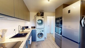 Kühlschrank, Mikrowelle, Ofen, Geschirrspüler
