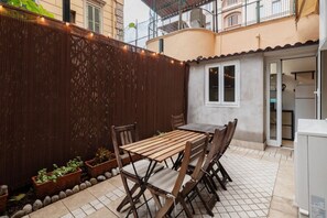 Outdoor dining - GuestHost - A comfortable and spacious 105 square meters apartment, perfect for six people, located on the ground floor of a renovated building.The property is located in the San Giovanni neighborhood, just a 12-minute bus ride from the Colosseum. The me (Rome)