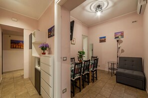 Interior - GuestHost - A comfortable and spacious 105 square meters apartment, perfect for six people, located on the ground floor of a renovated building.The property is located in the San Giovanni neighborhood, just a 12-minute bus ride from the Colosseum. The me (Rome)