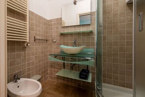 Shower, bidet, towels - GuestHost - A comfortable and spacious 105 square meters apartment, perfect for six people, located on the ground floor of a renovated building.The property is located in the San Giovanni neighborhood, just a 12-minute bus ride from the Colosseum. The me (Rome)