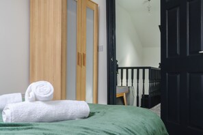 2 bedrooms, iron/ironing board, WiFi, bed sheets