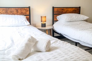 2 habitaciones, tabla de planchar con plancha, wifi y ropa de cama 