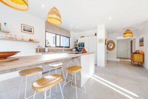 Private kitchen - Villa with swimming pool in Villata - Domaine Alba d'Oru (Zonza)