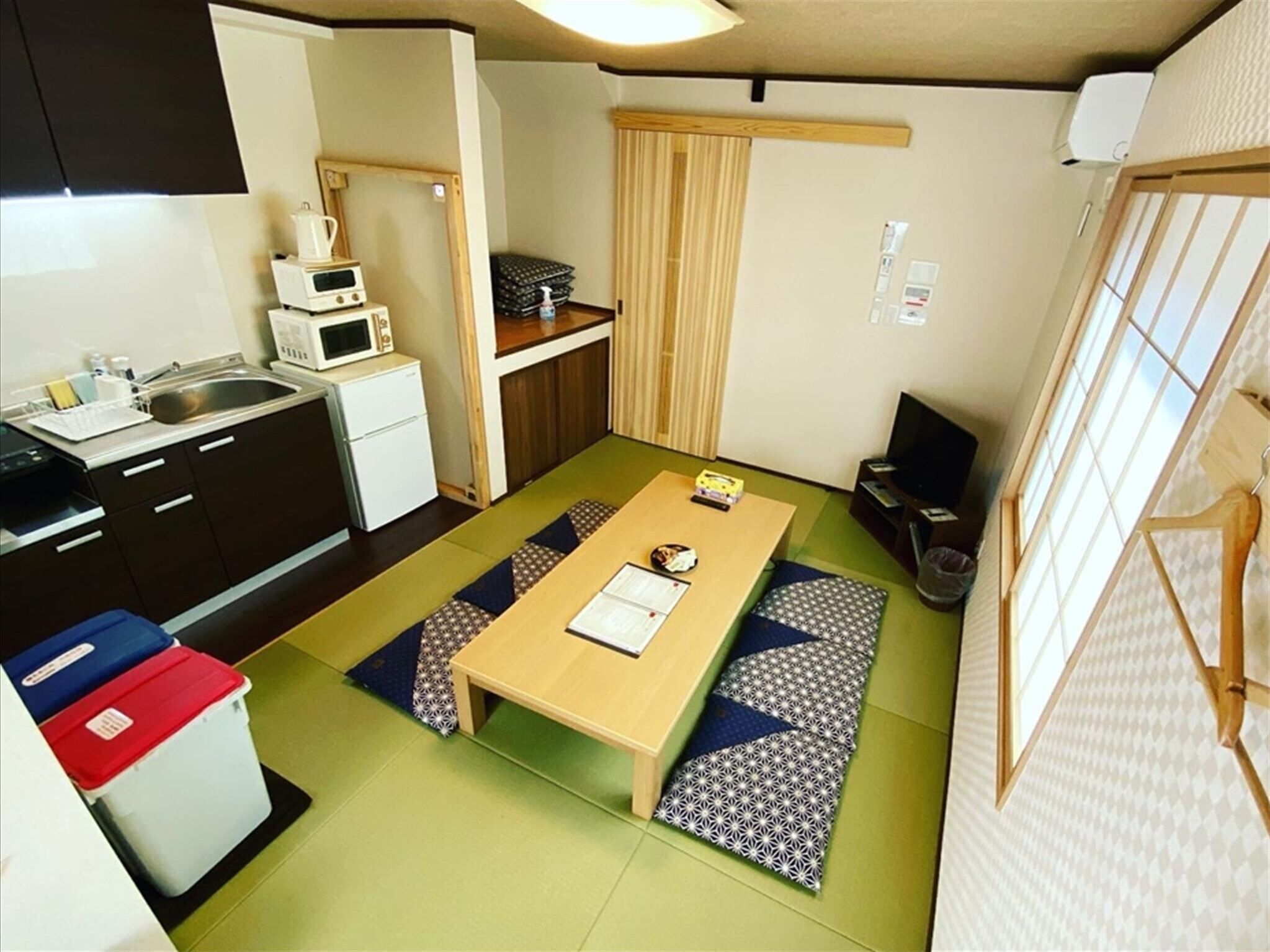 Apartamento básico | Cozinha privada | Micro-ondas, cooktop, talheres/pratos/utensílios de cozinha, freezer