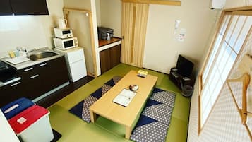 Apartamento básico | Cozinha privada | Micro-ondas, cooktop, talheres/pratos/utensílios de cozinha, freezer