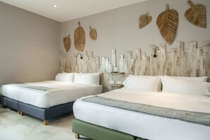 Une chambre d’hôtel avec deux lits, une tête de lit en bois et des décorations murales en forme de feuilles.
