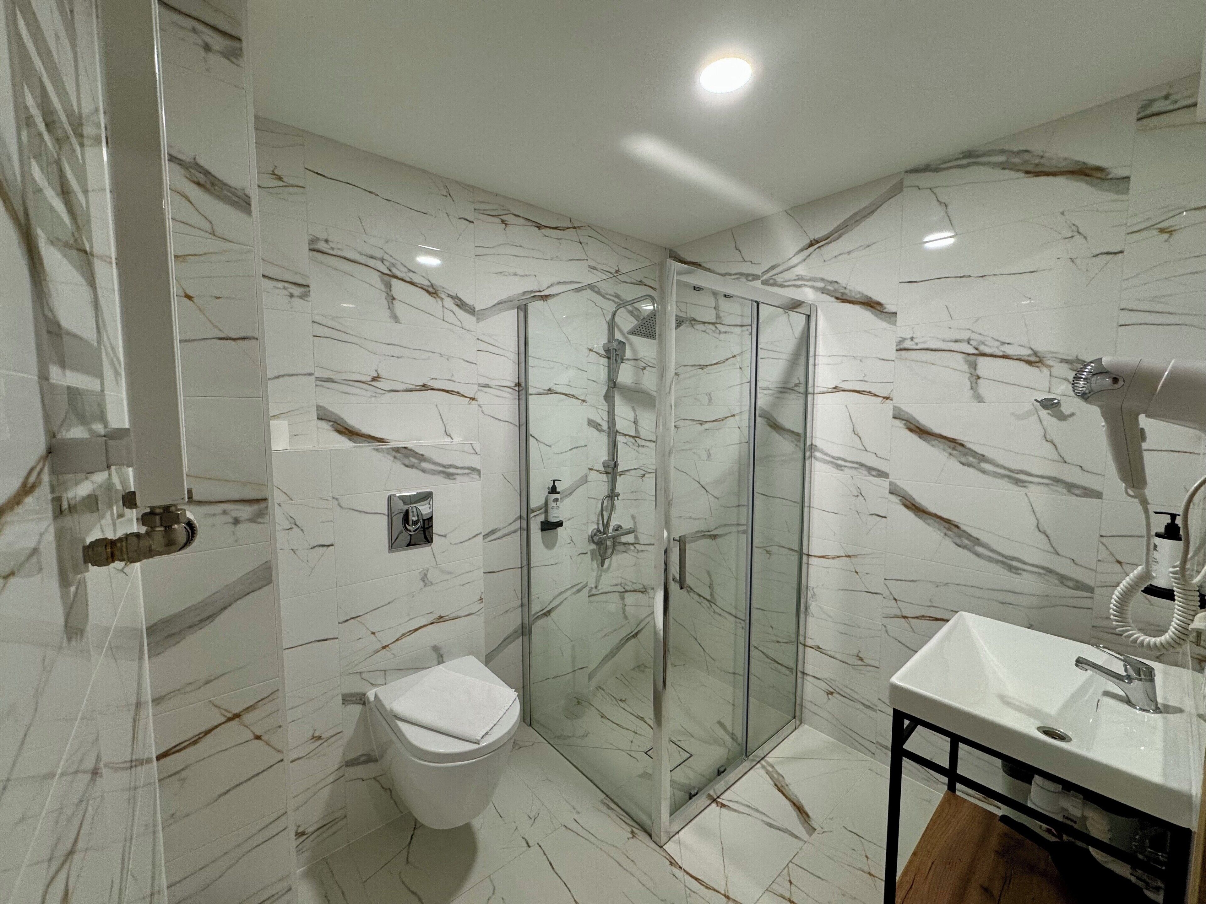 Dusche, Haartrockner, Handtücher, Seife