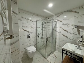 Shower, hair dryer, towels, soap - Leśna Polana Ośrodek Rehabilitacyjny (Ustronie Morskie)