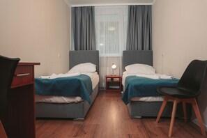 Classic-dobbeltværelse - balkon - udsigt til have | Skrivebord, arbejdsområde til bærbare computere, mørklægningsgardiner