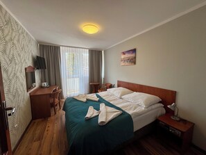 Escritorio, espacio para trabajar con un portátil, cortinas opacas