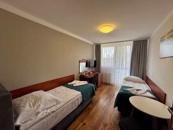 Desk, laptop workspace, blackout drapes, iron/ironing board - Leśna Polana Ośrodek Rehabilitacyjny (Ustronie Morskie)