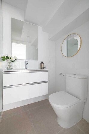 Shower, hair dryer, towels - Luminous duplex in Fuente del Berro (Madrid)