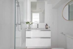 Shower, hair dryer, towels - Luminous duplex in Fuente del Berro (Madrid)