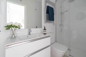 Shower, hair dryer, towels - Luminous duplex in Fuente del Berro (Madrid)