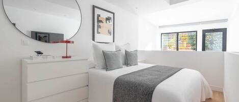 Iron/ironing board, Internet, bed sheets