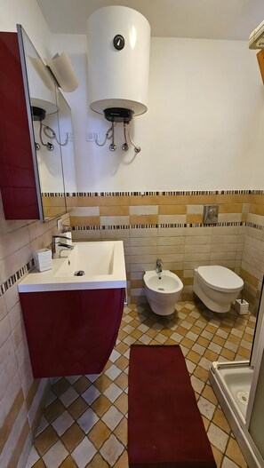 Dusche, Haartrockner, Handtücher