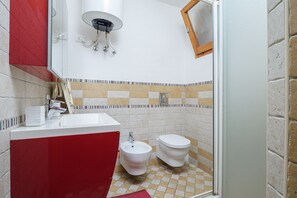 Een douche, een haardroger, handdoeken