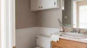 Secador de cabelo, toalhas de banho, sabonete, shampoo