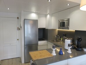 Refrigerador, microondas, placa de cocina, lavavajillas