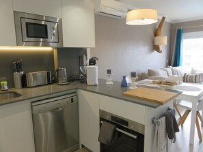 Refrigerador, microondas, placa de cocina, lavavajillas