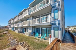 Exterior - Spacious Beachfront 3br, 2ba Condo in Cherry Grove (Myrtle Beach)