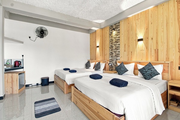 Habitación cuádruple Deluxe, balcón, vista a la montaña | Tabla de planchar con plancha, wifi gratis y ropa de cama