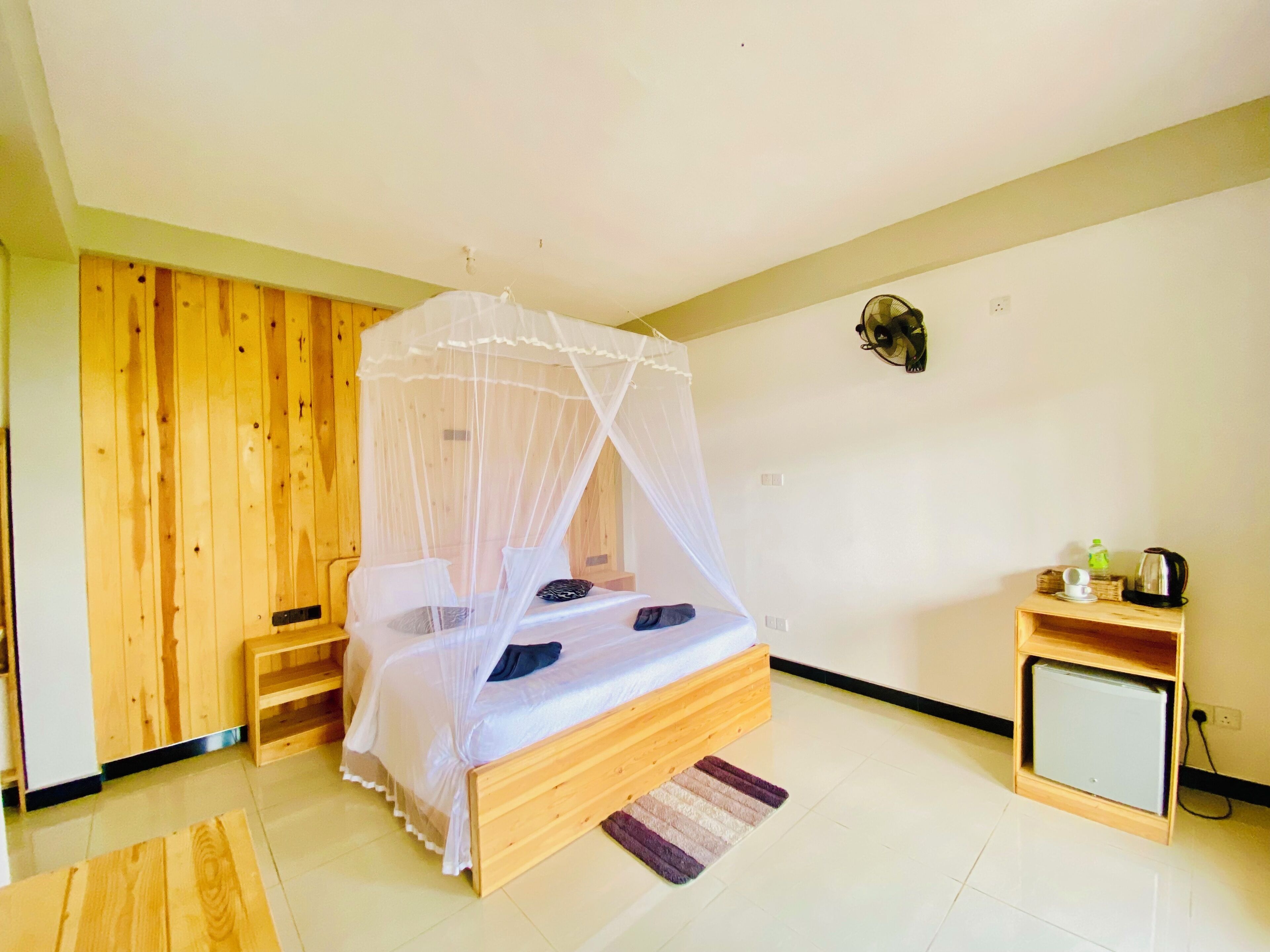 Habitación Deluxe, balcón, vista a la montaña | Tabla de planchar con plancha, wifi gratis y ropa de cama 