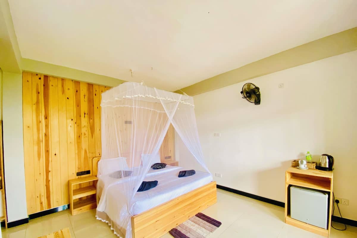 Habitación Deluxe, balcón, vista a la montaña | Tabla de planchar con plancha, wifi gratis y ropa de cama
