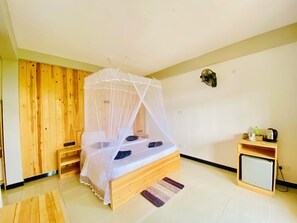 Habitación Deluxe, balcón, vista a la montaña | Tabla de planchar con plancha, wifi gratis y ropa de cama