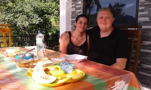 Trippelrum - balkong - utsikt mot bergen | Restaurang utomhus