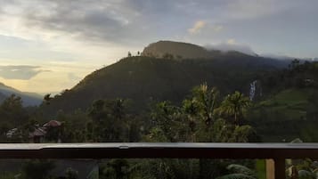 Camera tripla, balcone, vista montagna | Vista dalla struttura