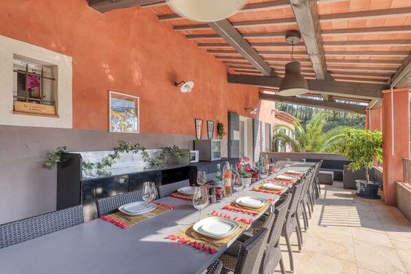 Outdoor dining - La Maison Du Castellet (Le Castellet)