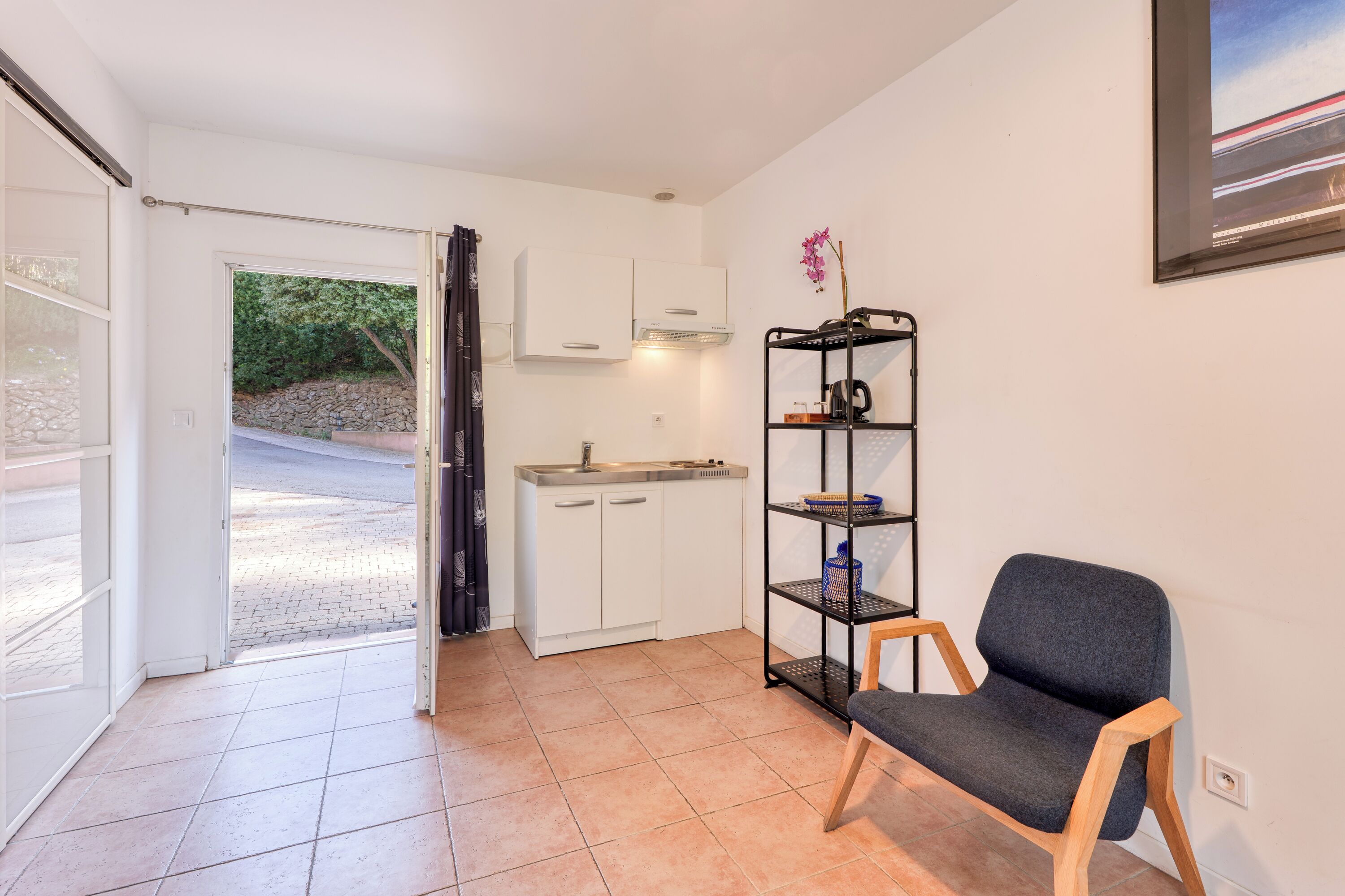 Lemari es, microwave, oven, dan kompor