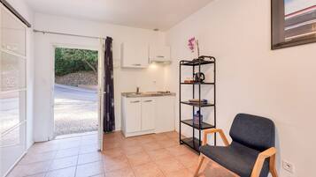 Lemari es, microwave, oven, dan kompor