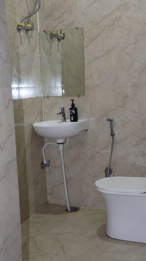 Douche, bidet, serviettes fournies, savon