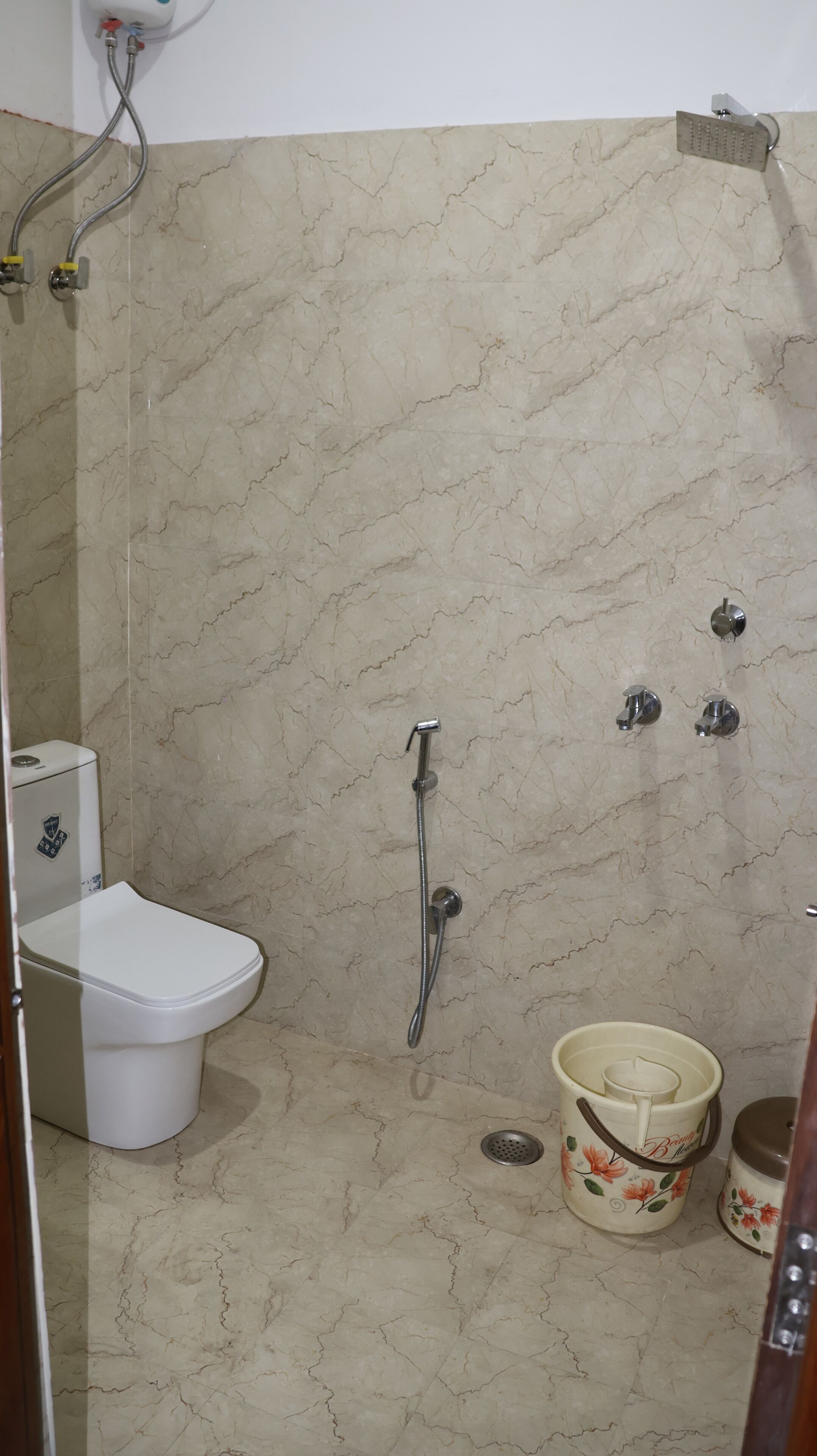 Chuveiro, bidê, toalhas de banho, sabonete