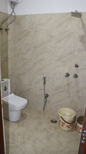 Douche, bidet, serviettes fournies, savon