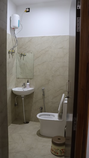 Douche, bidet, serviettes fournies, savon